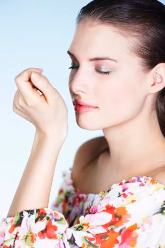 Nghe có vẻ hoang dại, nhưng con người cũng như bao loài động vật khác, cũng có cơ chế phát mùi hương thu hút bạn khác giới khi bước vào giai đoạn dễ đậu thai. Phụ nữ toả ra mùi hương rất khác nhau trong thời gian rụng trứng và đàn ông cũng vô thức cảm thấy chúng hết sức gợi tình. Một nghiên cứu thực nghiệm cho thấy đàn ông thích ngửi chiếc áo được một phụ nữ đang trong giai đoạn rụng trứng hơn là chiếc áo được xịt nước hoa.