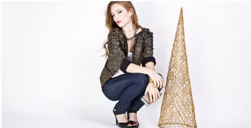 Quần skinny Jeans. Đây là món đồ thời trang mà hầu như cô gái nào cũng có một cái. Loại quần này gây chèn ép các dây thần kinh vùng bẹn và chân, làm cho lượng máu dồn xuống chân bị hạn chế. Điều này có thể dẫn đến tổn thương cơ bắp, sưng và tê chân. Mới đây, một người phụ nữ 35 tuổi người Úc đã phải nằm viện 4 ngày vì mặc chiếc quần jeans quá chặt.