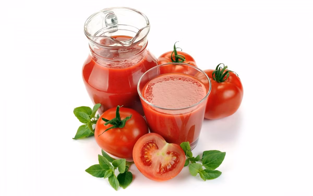  Tự làm nước sốt cà chua. Nguyên liệu gồm: Cà chua 300g, muối 20g. Cà chua rửa sạch, để ráo nước. Dùng dao khứa hình chữ thập lên trên chóp trái cà chua. Đun sôi nồi nước, cho cà chua vào, chần sơ qua khoảng 5 phút. Sau đó, vớt cà chua ra, bóc bỏ lớp vỏ bên ngoài. Ảnh: Internet.