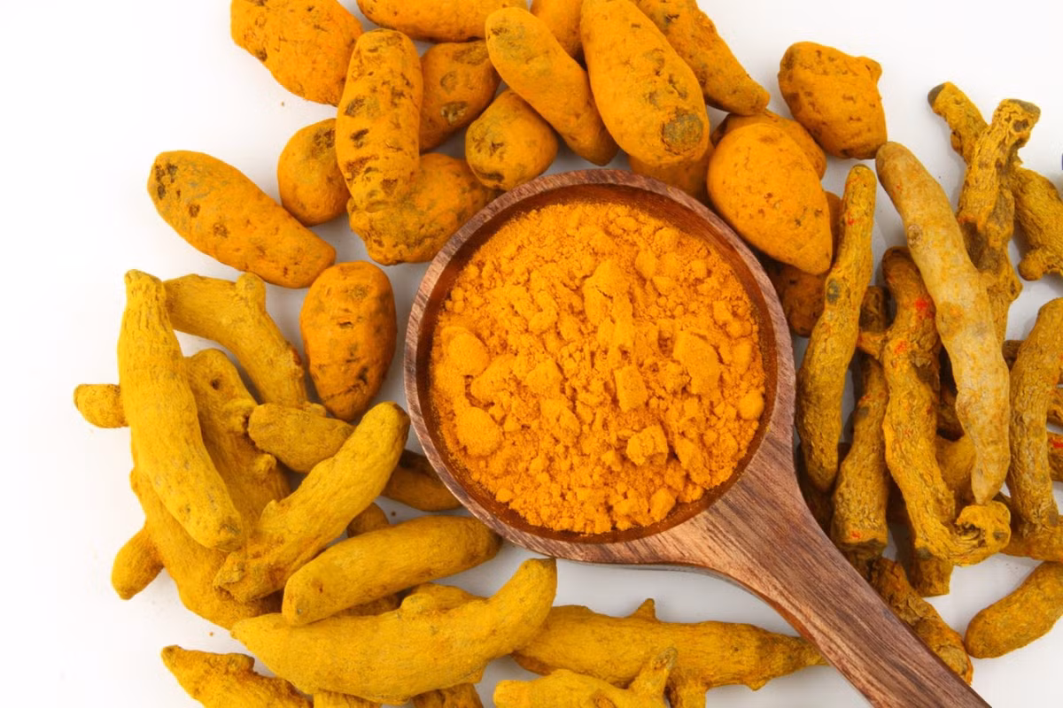 Củ nghệ. Loại củ này chứa một lượng lớn chất carotenoid và vitamin C, cung cấp dưỡng chất giúp đôi mắt luôn khỏe và sáng.