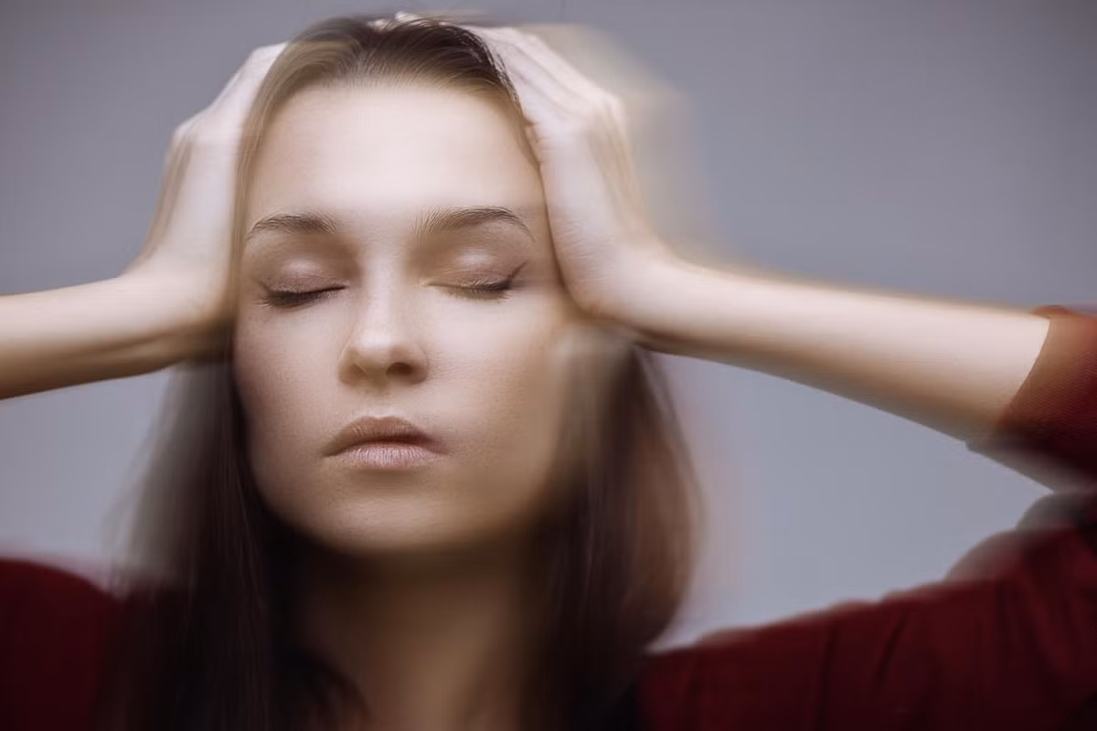 Đổ mồ hôi lạnh và chóng mặt. Do máu lưu thông kém, não của bạn sẽ không có được lưu lượng máu thích hợp để hoạt động. Chóng mặt hay vã mồ hôi lạnh là những dấu hiệu cho thấy hệ tuần hoàn máu của bạn đang có vấn đề, bạn cần tới tham khảo ý kiến của bác sĩ càng sớm càng tốt. 