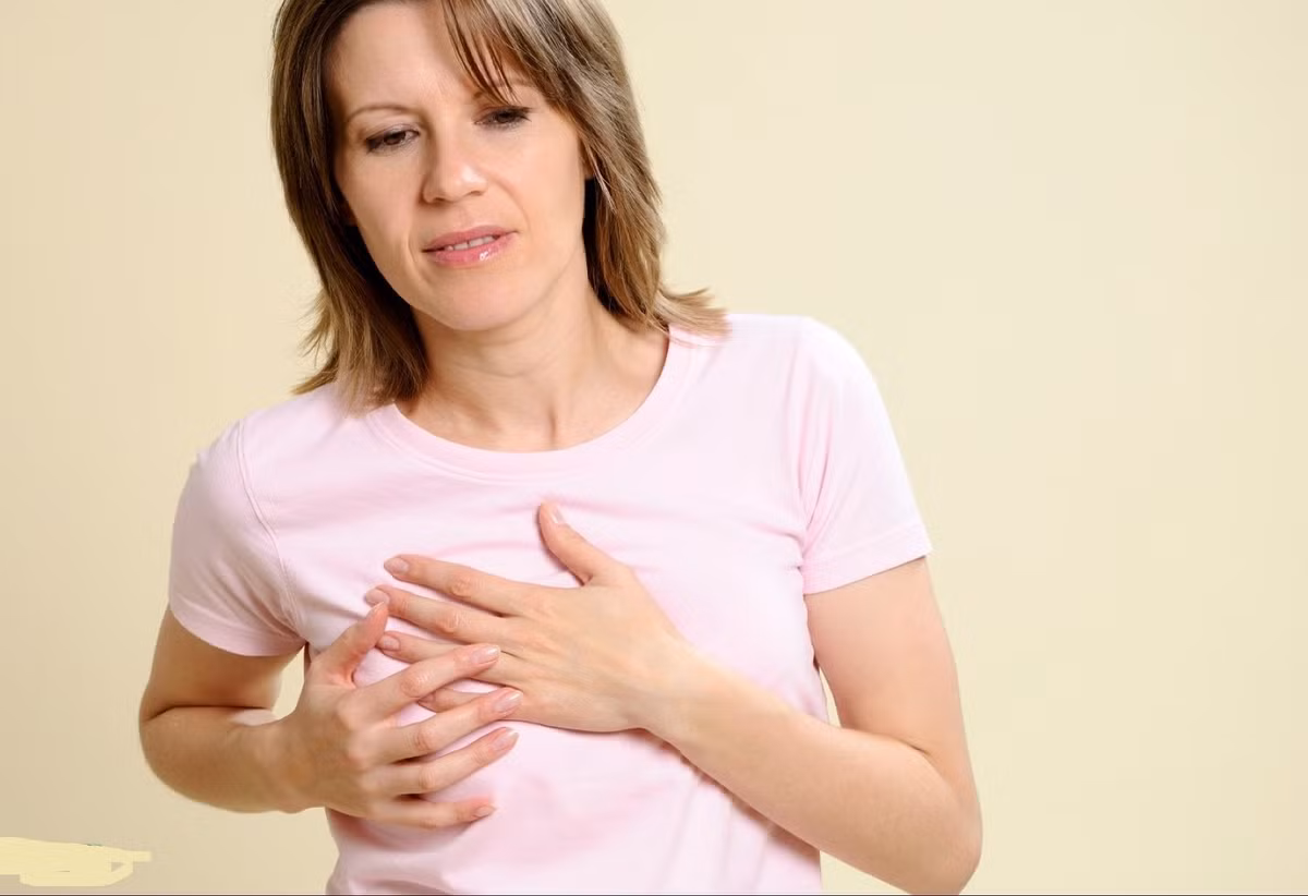 Cảm thấy tức ngực. Đây là một trong những dấu hiệu đau tim phổ biến nhất. Áp lực trong lồng ngực là dấu hiệu rõ ràng của một cơn đau tim đang tới gần. Cần phải đi khám ngay nếu bạn cảm thấy thường xuyên tức ngực.