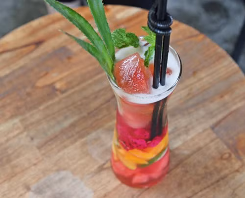 Trà detox là một loại thức uống "hot" nhất mùa hè năm nay. Đây là đồ uống vô cùng dễ làm và còn cực kỳ tốt cho sức khỏe với tác dụng thải độc, giảm cân. Trà detox được chế biến từ trà chanh, hoa quả tươi theo mùa và nước ép của một số loại rau củ giải nhiệt. Ảnh: trithuctre