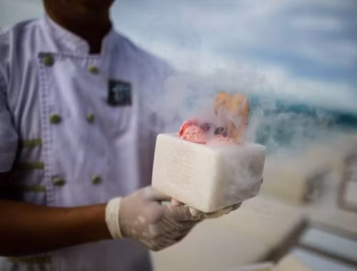  Kem ni tơ lỏng. Món kem được làm rất nhanh, chỉ trong vòng chưa đầy 5 phút do sử dụng ni tơ lỏng có nhiệt độ âm 196 độ C. Nghe có vẻ “sặc mùi hóa học”, nhưng kem nito lỏng có hương vị vô cùng tự nhiên và được rất nhiều người yêu thích. Ảnh: foody