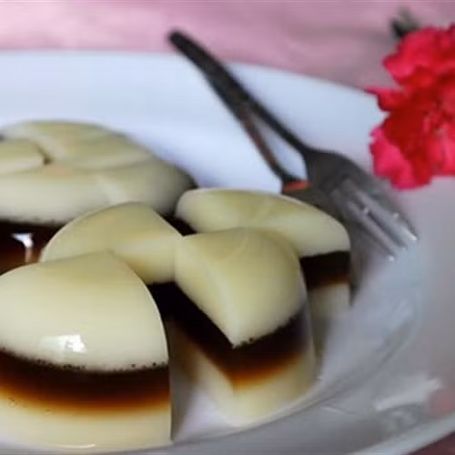 Múc nước rau câu nóng vào bát sầu riêng dẻo với cốt dừa ở trên, đổ vào máy xay nhuyễn. Hỗn hợp ngội thì đổ ra khuôn. Pha cà phê đen với đường cát rồi hòa cùng một bát nước rau câu. Khi thấy lớp rau câu ban đầu vừa đông lại thì ta đổ tiếp phần nước rau câu cà phê lên. Tương tự, đổ tiếp một lớp rau câu thứ 3. Sau khi đông, cất hỗn hợp vào ngăn mát tủ lạnh. Ảnh: cooky