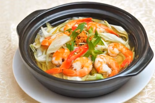 Canh chua bông so đũa. Bông so đũa ngòn ngọt, nhưng trong nhụy lại có vị nhân nhẫn đăng đắng, ăn tạo ra một vị đắng ngọt quyện vào nhau, rất lạ miệng và rất ngon. Có rất nhiều kiểu nấu canh chua bông so đũa. Có thể là cá rô đồng, có khi là con cá lóc béo ngậy, có lúc lại là cá kèo, hoặc tôm đất. Ảnh: thegioinoitro