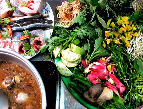 Lẩu mắm là món ăn phổ biến ở miền Tây Nam Bộ nói chung và mảnh đất Cần Thơ quê hương kình ngư Ánh Viên nói riêng. Món lẩu được nấu bằng mắm sặc. Lẩu mắm càng nhiều rau càng ngon. Rau muống, bông súng, so đũa tím, bông bí, đậu rồng , bông chuối, rau rút, bông điển điển... là những loại rau đặc trưng mùa nước nổi góp mặt trong nồi lẩu mắm nơi đây. Ảnh: canthotv