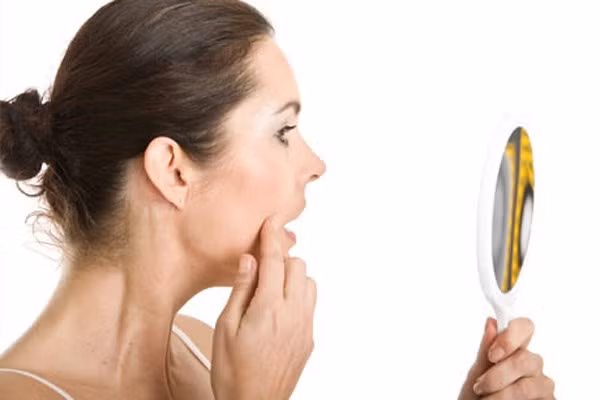 Da là một trong những bộ phận dễ đoán bệnh nhất trên cơ thể. Hãy để ý nếu như da ngả màu bất thường, đặc biệt là các nốt ruồi vì đó là nguy cơ tiềm ẩn của ung thư da.
