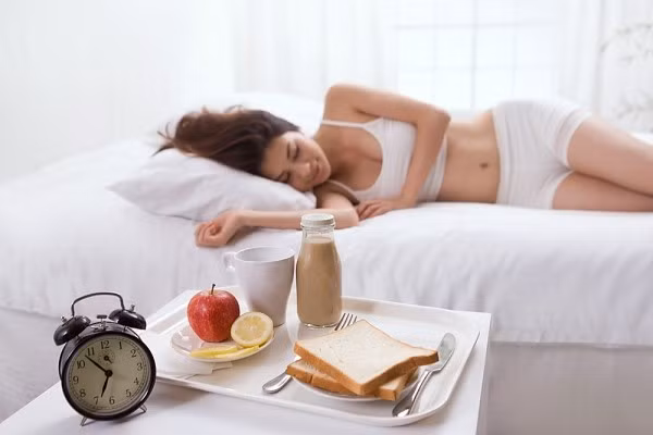 Lấy bữa sáng làm bữa chính. Khi bạn thức khuya, sáng hôm sau ngủ dậy sẽ rất mệt mỏi và bữa sáng cần phải cung cấp đầy đủ năng lượng nhất cho cơ thể. Hãy ăn những đồ ăn dễ chế biến như phở, bún, cháo và uống thêm sữa.