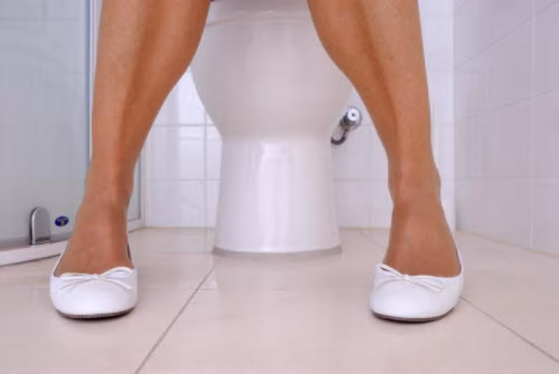 Đau rát khi đi tiểu. Các bác sĩ xác nhận rằng đau rát khi đi tiểu là triệu chứng khá phổ biến ở những phụ nữ bị ung thư tử cung. Tuy nhiên triệu chứng này cũng có thể xuất hiện trong các trường hợp nhiễm trùng ở đường tiết niệu, mắc các bệnh lây qua đường tình dục. Bạn cần tới cơ sở y tế để xác định rõ nguyên nhân triệu chứng này. 