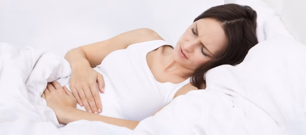 Chảy máu sau khi giao hợp. Với sự phát triển của khối u bên trong cổ tử cung, lượng máu dồn về khu vực này nhiều hơn bất thường. Bệnh nhân ung thư cổ tử cung thường thấy chảy máu sau khi giao hợp, đi cùng với cảm giác đau ở vùng xương chậy, cột sống và chân.