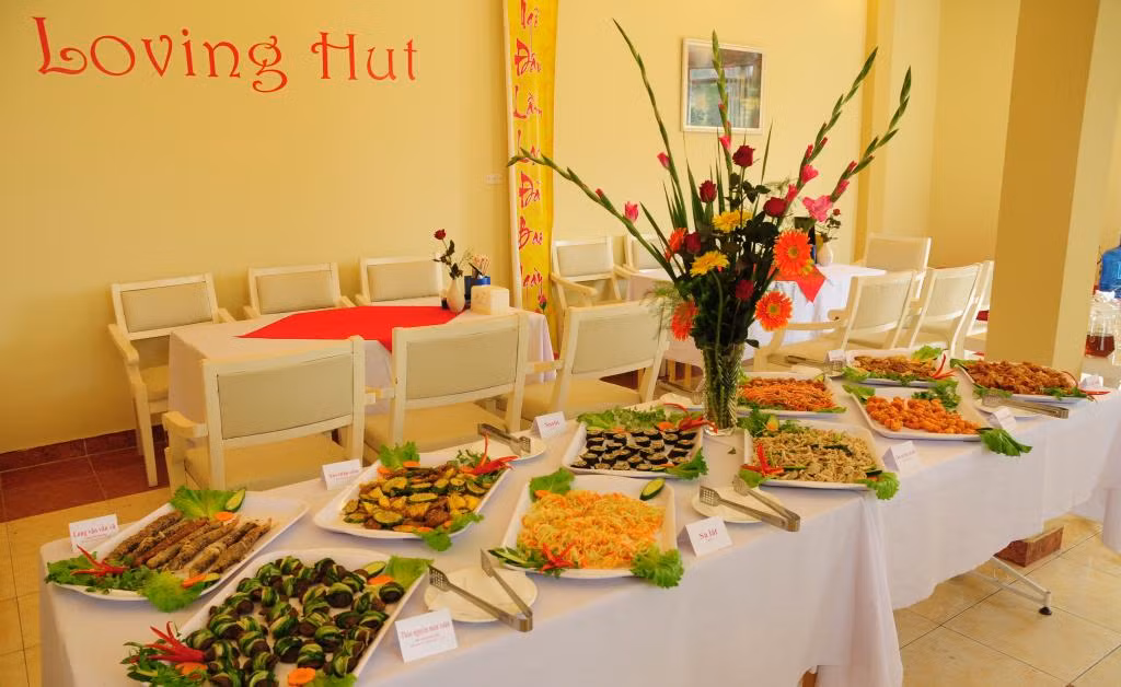 Quán chay Loving Hut - Cội nguồn, ngách 10/121, Chùa Láng là quán chay ngon ở Hà Nội, lý tưởng cho những ai muốn thưởng thức những món thuần chay thanh đạm mà khá cầu kỳ. Giá cơm suất từ 20 - 30.000 đồng, khách hàng có thể tự chọn thêm món tùy ý, giá mỗi món từ 30 - 40.000 đồng.