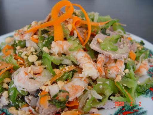 Gỏi tôm mướp đắng. Vị giòn sật của mướp đắng, ngọt lừ của tôm thẻ, cùng với vị chua cay mặn ngọt đặc trưng của món gỏi sẽ tạo nên sức hấp dẫn riêng cho món ăn này. Ảnh: wn.com.vn.