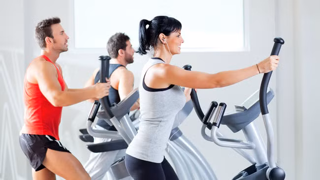 Tránh hoạt động quá sức trong điều kiện nóng nực. Việc rèn luyện, nâng cao sức khỏe thường xuyên cũng giúp cơ thể có sức chống chọi với sự thay đổi của thời tiết, đặc biệt trong giai đoạn chuyển mùa. Tuy nhiên bạn nên tránh những hoạt động quá sức khiến cơ thể dễ bị say nắng, say nóng hơn.