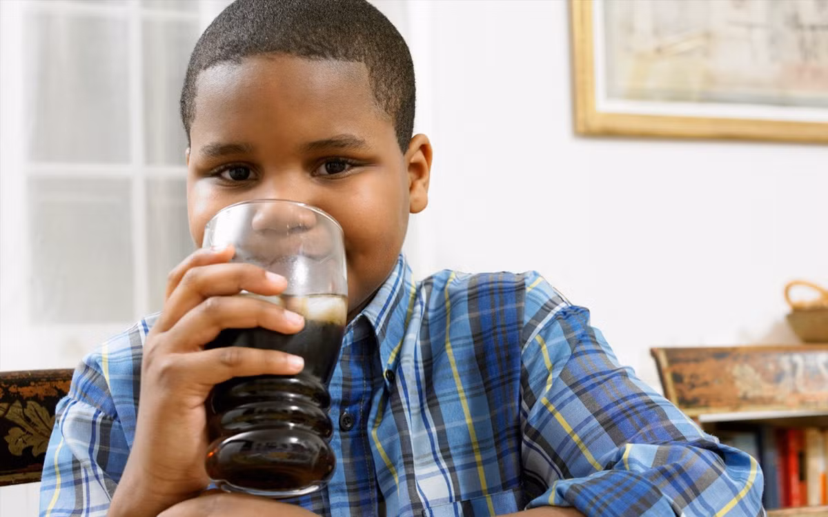 Theo tác giả nghiên cứu, những loại nước chứa nhiều đường có chỉ số glycemic cao, làm tăng nồng độ insulin trong cơ thể, có thể kéo theo sự tăng nồng độ hormone tình dục, gây dậy thì sớm. Tuy rằng nghiên cứu này vẫn còn đang gây tranh cãi nhưng nhìn chung, việc giảm sử dụng các loại nước ngọt vẫn là điều nên làm. Ảnh minh họa.