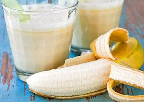 Chuối nghiền. Là loại trái cây bổ dưỡng, giàu kali, lại có tác dụng làm dịu tiêu hóa và phòng ngừa tiêu chảy. Chuối chín bỏ vỏ, cắt miếng nhỏ, dằm nhuyễn hoặc xay mịn. Có thể cho thêm chút nước, sữa mẹ hoặc sữa bột cho bé dễ ăn. Ảnh: yeutretho