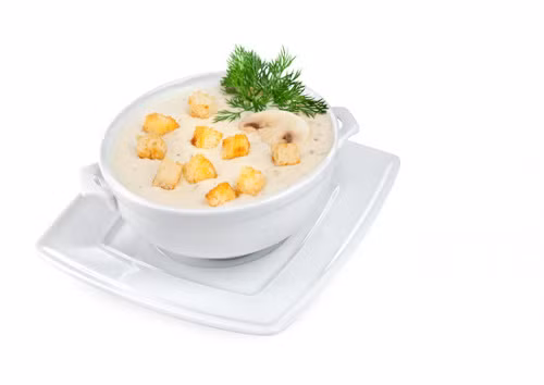 Súp dưa hấu, chả mực rất thích hợp làm món ăn khai vị. Vỏ dưa hấu rửa sạch, thái hạt lựu. Chả mực thái lát mỏng. Chuẩn bị một tô nước dùng gà và đun nóng. Cho đậu Hà Lan vào nấu chín. Ảnh: toinayangi