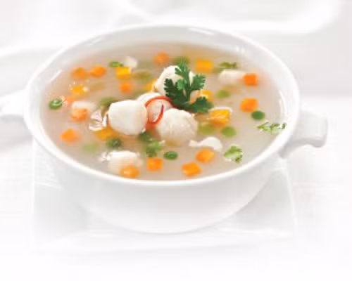 Nêm gia vị vừa ăn. Hòa tan bột năng hoặc bột sắn với ít nước, cho vào súp để tạo độ sánh. Cuối cùng, thêm vỏ dưa hấu, chả mực vào nấu vừa sôi là được. Để vỏ dưa hấu giòn chỉ nên nấu vừa chín đến. Ảnh: chamuchalong.