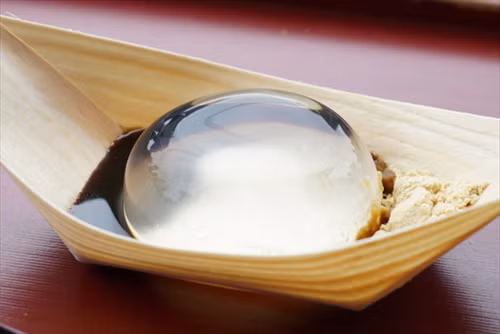 Mochi nước. Nguyên liệu làm món bánh này là nguồn nước tinh khiết được lấy từ phía nam của dãy Alps ở Nhật. Người ta chế biến cho nước đông lại hình giọt nước khổng lồ, trong suốt như pha lê. Loại bánh này chỉ giữ được hình dạng giọt nước trong vòng 30 phút do phải được bảo quản ở nhiệt độ thích hợp. Chính vì thế thực khách phải thưởng thức món bánh này ngay tại cửa hàng. Ảnh: ichibasushi