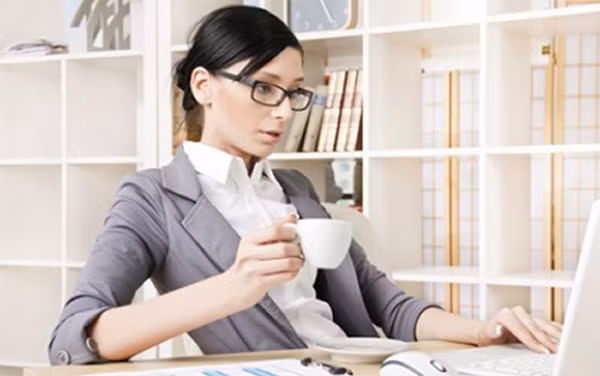 Ngồi một chỗ quá lâu. Do tính chất công việc dân văn phòng thường ngồi lâu một chỗ, ít vận động sẽ làm cho lưng mỏi, máu tụ lại ở phần dưới cơ thể.