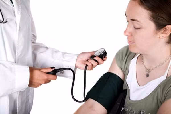 Chiếu theo Đông y, nước dừa thuộc âm, có tính giải nhiệt, làm mát, nếu uống với lượng nhiều nhất định sẽ làm giảm huyết áp, mềm yếu gân cơ. 