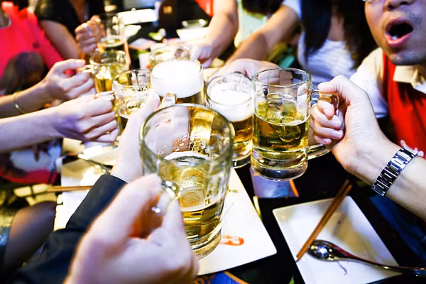 Ngoài ra, những người này thường có nhiều axit dạ dày. Trong khi đó, bia chứa nhiều CO2, khi vào cơ thể sẽ gây đau bụng, thậm chí thủng ở vết loét, đe dọa tính mạng.