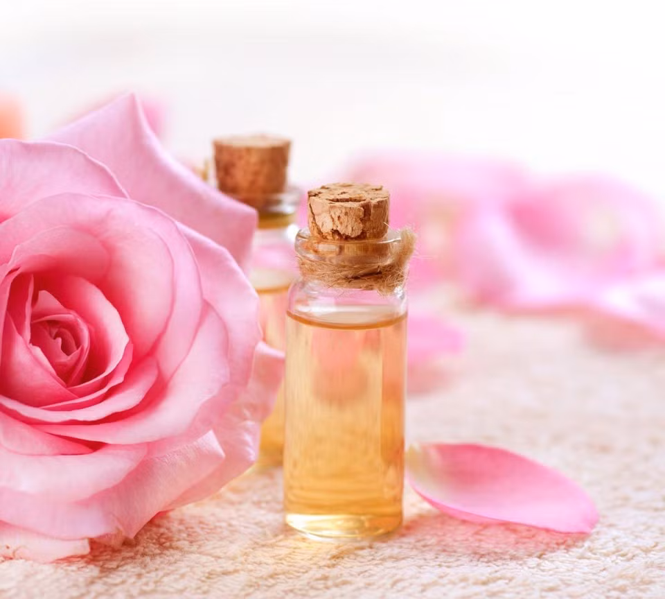 Một việc nữa cũng không tốn nhiều thời gian của bạn vào buổi sáng nhưng vô cùng cần thiết, đó là dùng nước hoa hồng. Nó giúp da bạn giữ ẩm và tạo độ cân bằng. 
