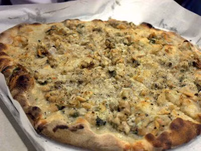 New Haven, Connecticut, Mỹ. Pizza ở đây được nấu trong lò gạch nóng để tạo ra lớp để mỏng và hơi cháy giòn. Những chiếc pizza bao gồm phô mai, ngao trắng cùng sò huyết phủ trong dầu ô liu, tỏi băm nhỏ.