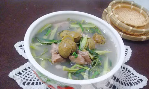 Sau đó cho sườn non vào nồi cùng một bát tô nước đun sôi rồi vặn nhỏ lửa ninh kỹ. Khi sườn chín cho sấu vào đun thêm khoảng 2-3 phút. Nêm muối, hạt nêm vừa miệng. Khi nước sôi cho nước sốt cà chua, cà chua thái cau, rau nhút (rút) vào đun khoảng 1-2 phút. Sau đó cho hành lá, mùi tàu rồi tắt bếp. Ảnh: khampha