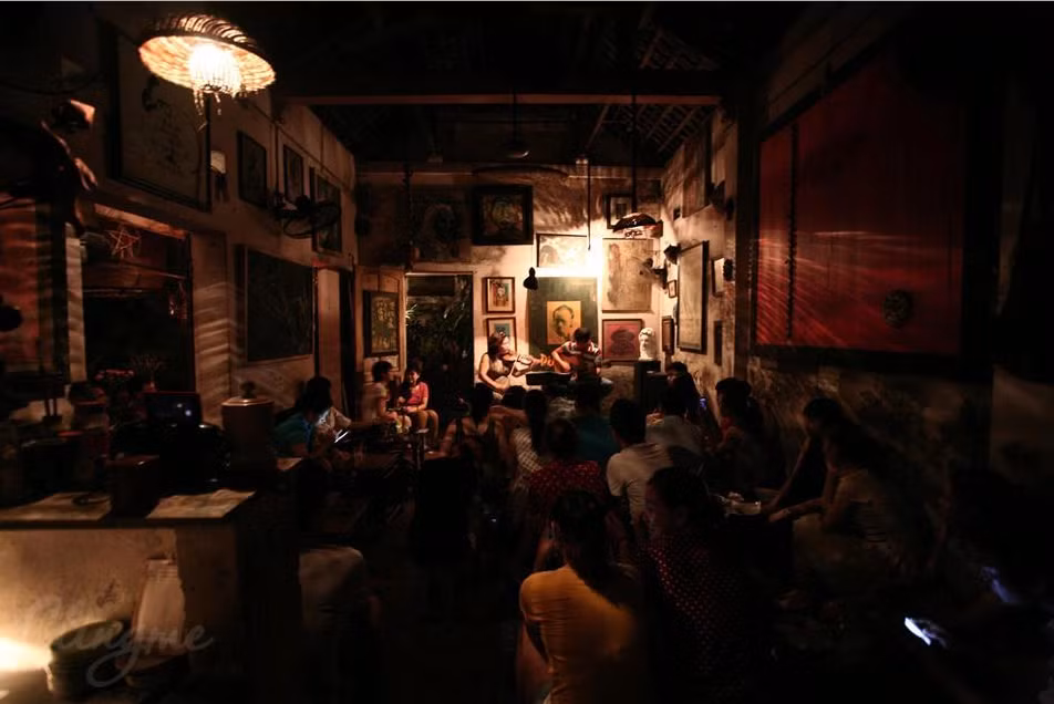  Là quán cà phê nhưng "đặc sản" ở đây lại là những ấm trà mạn cực "chất", rượu San lùng vùng cao, nậm rượu Đắng. Quán cà phê ở đây nổi tiếng với những đêm nhạc Trịnh hoặc đêm Ca Trù, khách đến đông không còn chỗ ngồi. Ảnh: cligme.