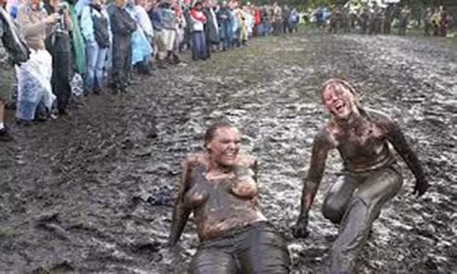Cuộc thi chạy bùn Mud Day Levens diễn ra hàng năm tại nước Pháp thu hút hàng nghìn người không ngại bẩn đăng kí tham dự. Cuộc đua kéo dài 3 ngày này được tổ chức tại một khu vực ở ngoại ô thủ đô Paris.