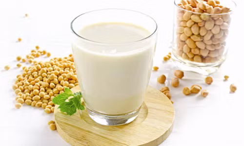 Đậu nành. Genistein trong đậu nành giúp sản sinh collagen. Các chế phẩm từ đậu nành như sữa, dầu, phô mai đậu nành, tào phớ… có chứa nhiều genistein - một hợp chất giúp sản sinh collagen và chống lại quá trình lão hóa da.