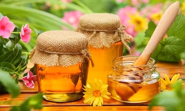 Mật ong. Mật ong giúp hỗ trợ và tái tạo tế bào da. Mật ong cũng là một sản phẩm giúp phục hồi và trẻ hóa làn da. Nó có tác dụng hỗ trợ quá trình tái tạo tế bào da và hình thành collagen nhanh hơn.