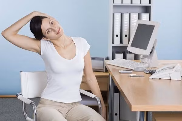 Ngoài ra, sẽ ảnh hưởng tới cổ nếu bạn đứng lên đột ngột máu sẽ không vận chuyển lên đầu kịp thời nên sẽ là cho bạn thấy nhức đầu, chóng mặt, khó chịu. Sau mỗi giờ làm việc bạn nên đứng dậy đi lại vài vòng, điều này sẽ tốt cho sức khỏe của bạn.