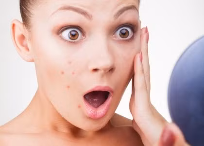 Trong môi trường máy điều hòa tại văn phòng, lại thiếu không khí trong lành, da và hệ thống hô hấp của bạn sẽ có vấn đề. Nhẹ thì da mất nước, khô ráp, sạm màu. Nặng hơn thì da nổi mụn, dị ứng, miệng khô, khó thở và dễ bị viêm đường hô hấp.