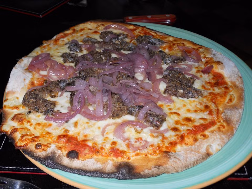 Tại Scotland, vùng Haggis. Một chiếc bánh pizza đặc biệt được làm từ nội tạng của cừu được băm nhỏ cùng hành tây, bột yến mạch, mỡ động vật. Được biết, món pizza đặc biệt này có hương vị không thể chối từ.