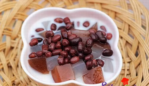 Thạch rau câu đông thì lấy ra cắt khối nhỏ vừa ăn. Cho thạch rau câu vào ly, cho hạt đậu đỏ lên trên. Rót sữa tươi và nước cốt dừa cho xâm mấp là có ngay món chè đậu đỏ rau câu tuyệt ngon. Ảnh: sotaynauan