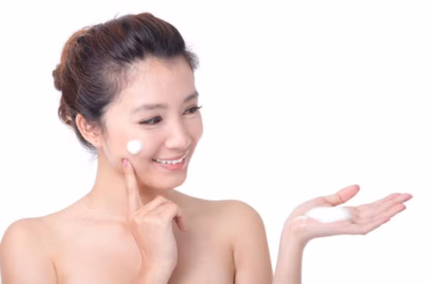 Bôi kem chống nắng cũng là một bước bạn đừng bỏ qua vào mỗi buổi sáng nếu muốn làn da luôn tươi trẻ.