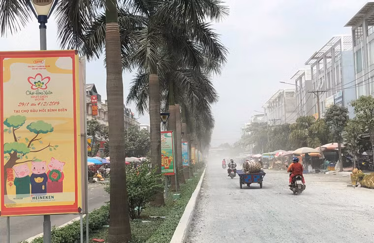 Canh kinh hoang o duong den “Cho Hoa xuan” dau moi Binh Dien-Hinh-2