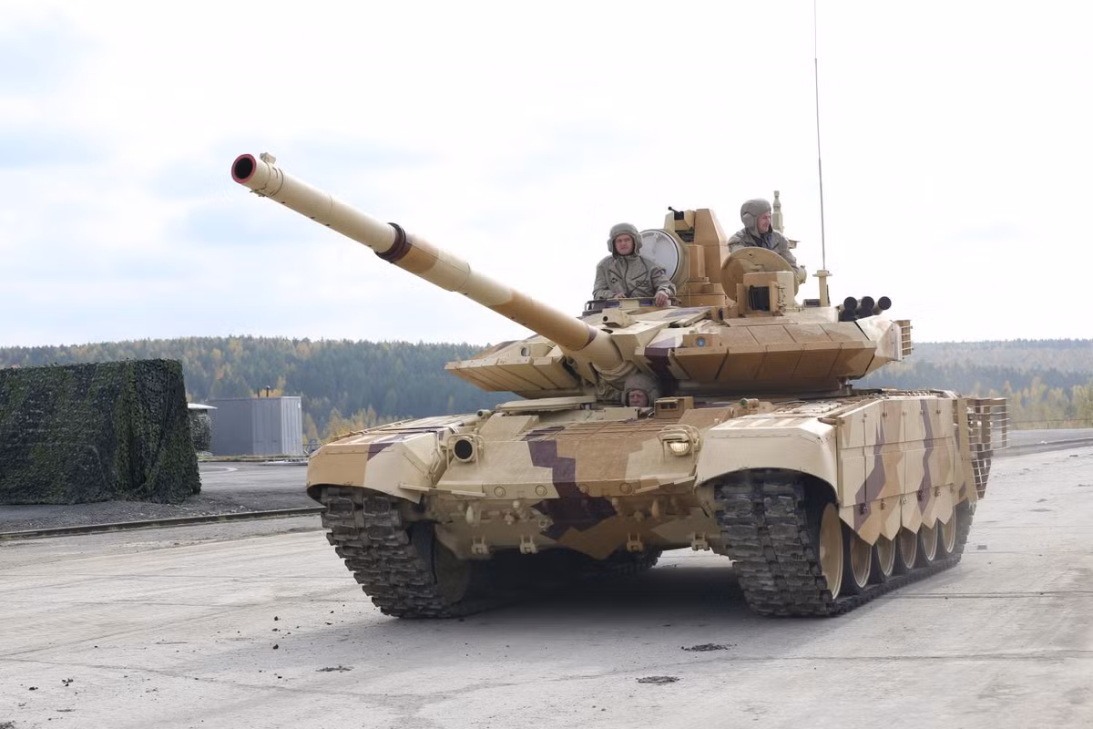 Mặc dù vậy đây cũng được xem là điểm yếu của T-90MS khi cơ số đạn sẵn sàng chiến đấu để trong xe chỉ có vỏn vẹn 20 viên vì đã hết khoảng không lưu trữ.
