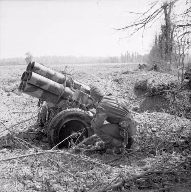 Lính Anh đang kiểm tra khẩu pháo phản lực Nebelwerfer gần Troarn, Normandy, ngày 20/7/1944. Những khẩu pháo phản lực này có đường kính nòng đến 210mm, tầm bắn đến 7,8km. Nguồn ảnh: WHS