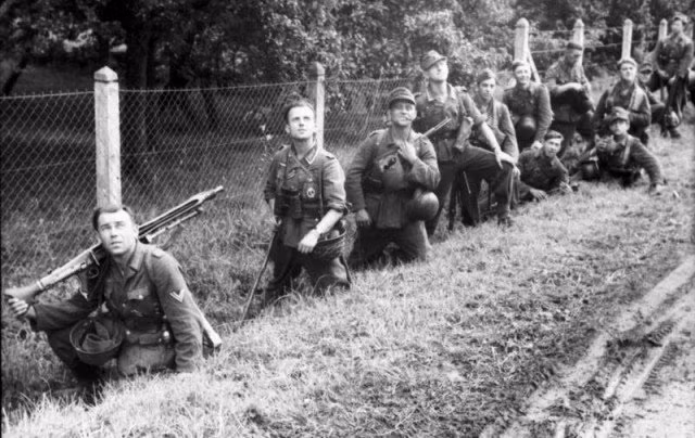 Bộ binh Đức ngước mắt nhìn máy bay đồng minh "bay rợp trời" Normandy, năm 1944. Khoảng 12.000 máy bay của đồng minh đã được huy động cho chiến dịch công phá bức tường Đại Tây Dương. Nguồn ảnh: WHS