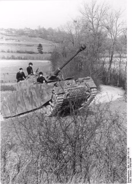 Panzer IV thuộc sư đoàn Panzer 2 trong trận chiến Normandy. Nguồn ảnh: WHS