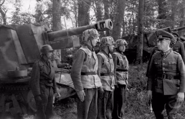 Thống chế Rommel thị sát Sư đoàn Panzer 21, tháng 5/1944. Nguồn ảnh: WHS