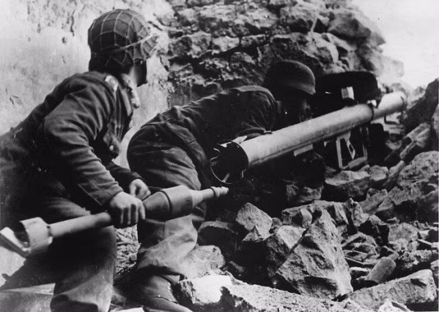 Khẩu đội súng chống tăng Panzerschreck cỡ 88mm của Đức trong CTTG 2. Những viên đạn cỡ 88mm có tầm bắn chỉ 150m, xuyên giáp dày từ 100-160mm - tức là thừa sức hạ gục mọi xe tăng quân đồng minh. Nguồn ảnh: WHS