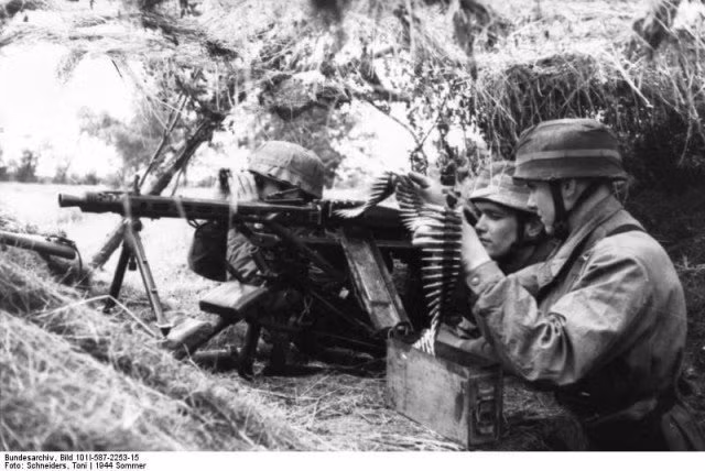 Bộ binh Đức đang sử dụng súng máy nã đạn vào mục tiêu quân đồng minh. MG34 và MG42 được coi là những vũ khí gây ra phần lớn thương vong cho quân đồng minh trong chiến dịch Normandy. Nguồn ảnh: WHS