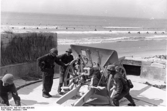 Khẩu đội pháo Đức trên bờ biển Bắc Pháp, năm 1944. Nguồn ảnh: WHS