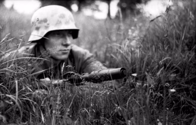 Lính Đức với khẩu Karabiner 98k, ngày 21/6/1944. Nguồn ảnh: WHS