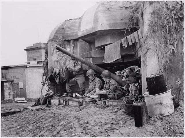 Quân đồng minh đứng trong ụ pháo quân Đức tại Normandy, 1944. Mặc dù được xây dựng kiên cố, thế nhưng bức tường Đại Tây Dương đã sụp đổ chỉ trong vài ngày khi quân đồng minh tiến cuộc đổ bộ đường biển lớn nhất trong lịch sử. Nguồn ảnh: WHS
