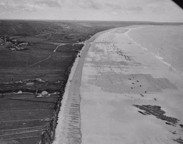 Không ảnh chụp tuyến phòng thủ dọc bờ biển Normandy, mùa hè năm 1944. Nguồn ảnh: WHS